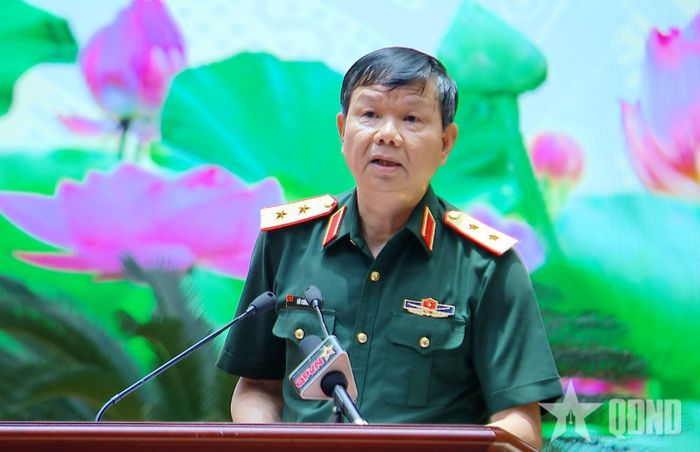 Trung tướng, PGS, TS Vũ Cương Quyết trình bày chuyên đề tại hội nghị. 