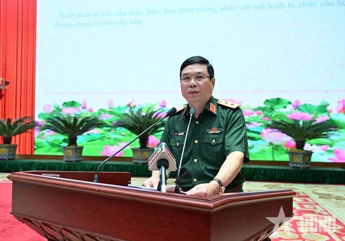 Trung tướng Bùi Công Chức trình bày chuyên đề tại hội nghị.  