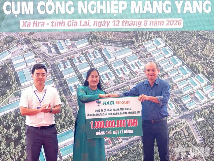 Công ty Cổ phần Hoàng Anh Gia Lai trao bảng tượng trưng 1 tỷ đồng hỗ trợ công tác an sinh xã hội cho xã Hra.   