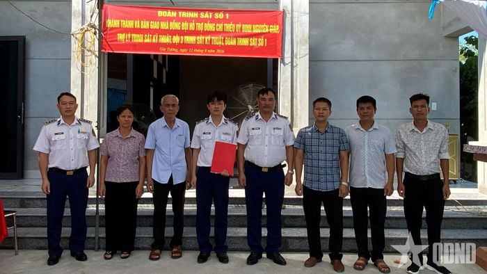 Lãnh đạo Đoàn Trinh sát số 1 (Bộ tư lệnh Cảnh sát biển) phối hợp cùng lãnh đạo xã Gia Tường, tỉnh Ninh Bình trao biểu trưng "Nhà đồng đội" tặng gia đình Thiếu úy Đinh Nguyên Giáp.
