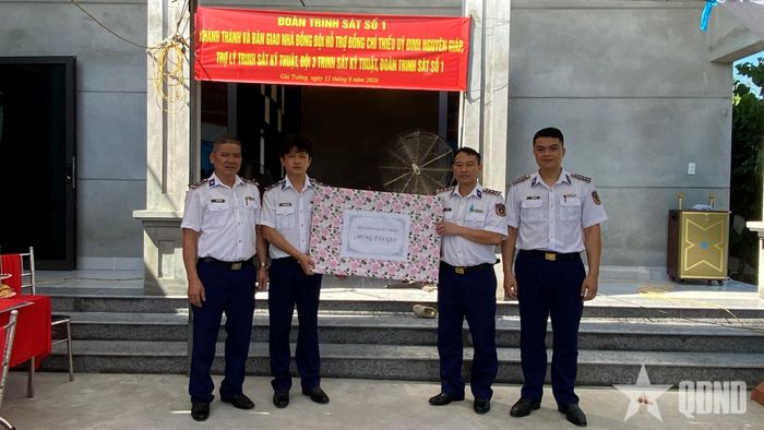 Đoàn Trinh sát số 1 trao quà tặng gia đình Thiếu úy Đinh Nguyên Giáp.