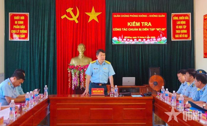 Đại tá Nguyễn Quốc Văn kết luận buổi kiểm tra. 