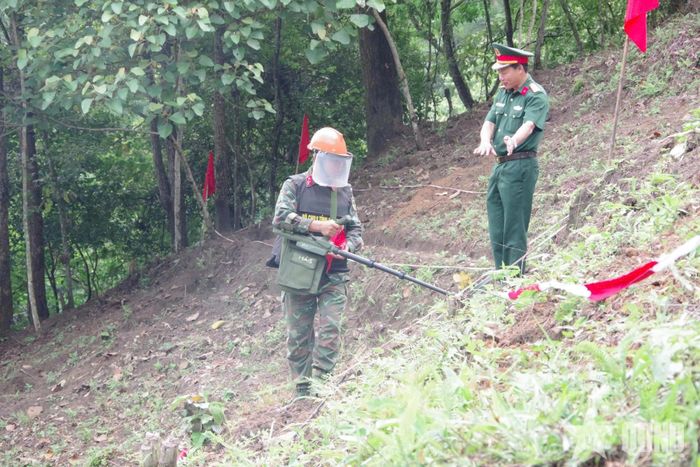 Cán bộ đoàn công tác kiểm tra kỹ năng sử dụng máy dò mìn.  