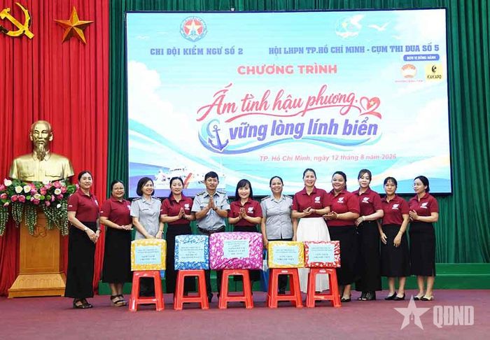  Trao quà tặng hội viên phụ nữ Chi đội Kiểm ngư số 2 trong chương trình "Ấm tình hậu phương - Vững lòng lính biển". 