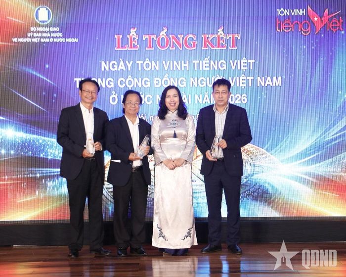 Thứ trưởng Lê Thị Thu Hằng tặng Kỷ niệm chương ghi nhận sự đóng góp tích cực của các cá nhân thầy cô giáo; cơ quan đơn vị trong nước trong công tác giảng dạy tiếng Việt ở nước ngoài. Ảnh: THÀNH LONG