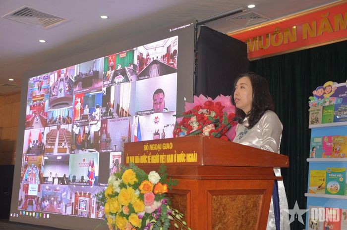 Thứ trưởng Bộ Ngoại giao Lê Thị Thu Hằng phát biểu tại lễ tổng kết. Ảnh: PHƯƠNG VŨ