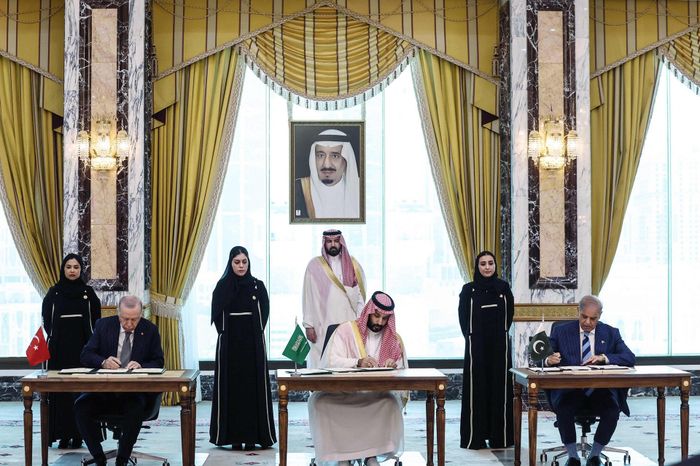 Lãnh đạo Thổ Nhĩ Kỳ, Saudi Arabia và Pakistan ký hiệp ước phòng thủ chung tại Mecca, Saudi Arabia. Ảnh: Daily Sabah