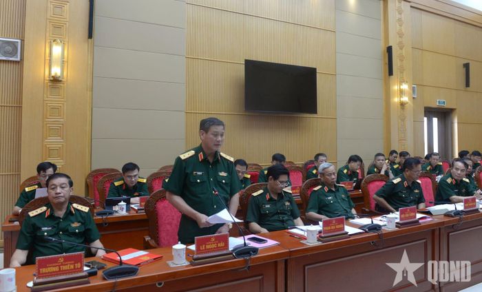  Trung tướng Lê Ngọc Hải, Ủy viên Trung ương Đảng, Phó bí thư Đảng ủy, Tư lệnh Quân khu 5 phát biểu tại hội nghị.   