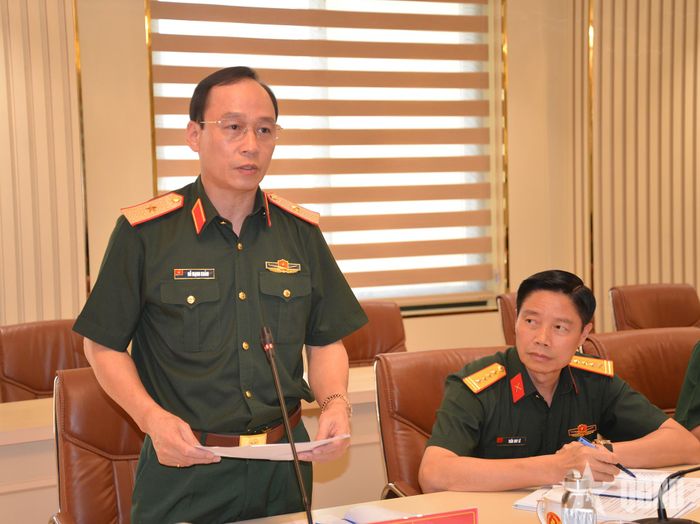 Thiếu tướng Đỗ Mạnh Khảm báo cáo kết quả thực hiện nhiệm vụ với đoàn kiểm tra. 