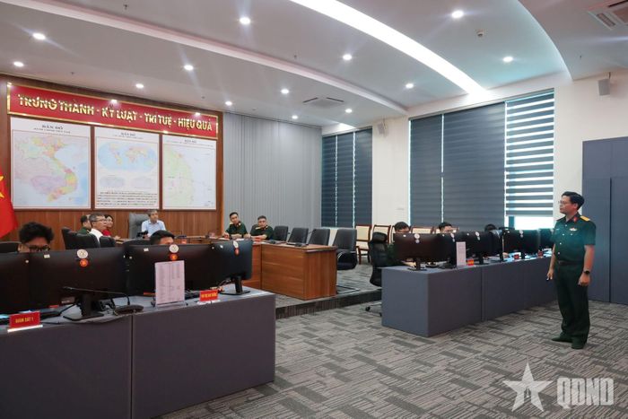  Đồng chí Ngô Đông Hải tham quan Trung tâm điều hành. 