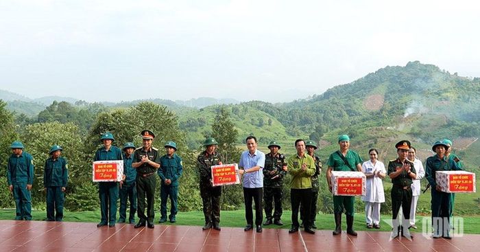 Trao khen thưởng tặng các tập thể và cá nhân có thành tích xuất sắc trong diễn tập. 