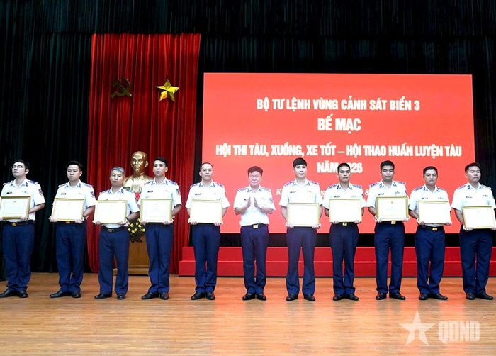 Trao thưởng các tập thể, cá nhân tiêu biểu trong hội thi - hội thao.