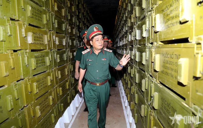 Trung tướng Trần Minh Đức kiểm tra công tác bảo đảm an toàn nhà kho quân khí tại Kho 789, Cục Hậu cần - Kỹ thuật, Quân đoàn 34. 