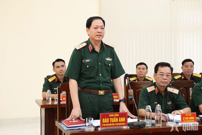  Trung tướng Đào Tuấn Anh, Ủy viên Trung ương Đảng, Tư lệnh Quân đoàn 34 phát biểu tại hội nghị. 