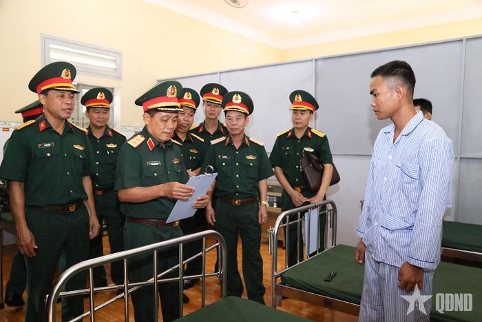 Trung tướng Trần Minh Đức thăm bộ đội đang điều trị tại Tiểu đoàn Quân y 24, Sư đoàn 320. 