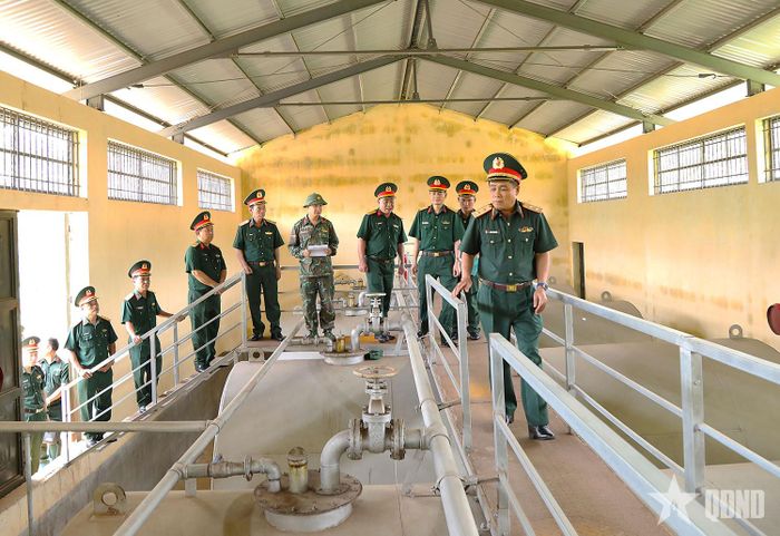 Đoàn công tác kiểm tra hệ thống bể chứa xăng dầu tại Phân kho Hậu cần Tổng hợp, Kho 789. 