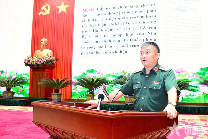  Thượng tướng Nguyễn Văn Hiền thông tin chuyên đề tại hội nghị.