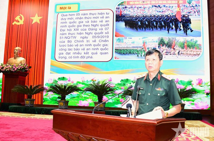Trung tướng, PGS, TS Vũ Cương Quyết trình bày chuyên đề tại hội nghị. 