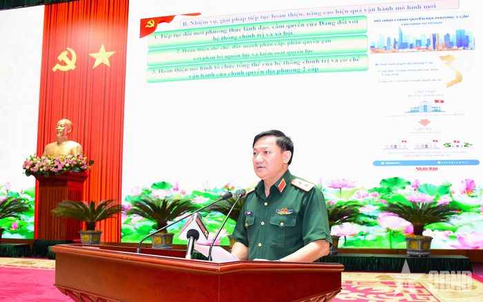  Trung tướng Lê Văn Hướng, Phó tổng Tham mưu trưởng trình bày chuyên đề tại hội nghị.