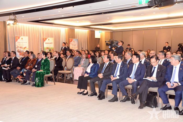 Các đại biểu tham dự buổi nói chuyện.