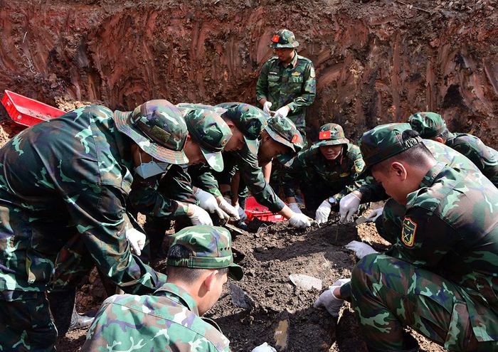 Lực lượng chức năng tìm kiếm, quy tập hài cốt liệt sĩ tại Công viên Lê Thị Riêng.