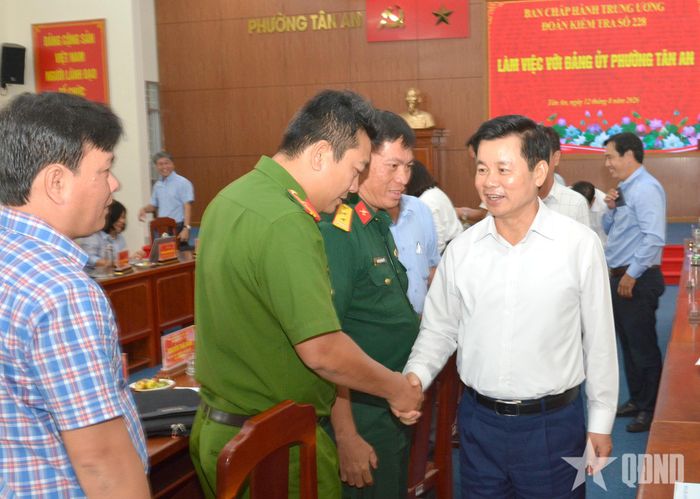 Thượng tướng Đỗ Xuân Tụng làm việc tại phường Tân An. 