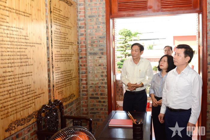 Đoàn kiểm tra, giám sát nghe giới thiệu về các tác phẩm văn học tiêu biểu của Danh nhân văn hóa Nguyễn Đình Chiểu.