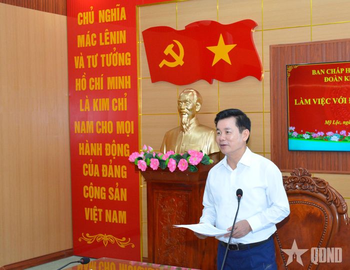 Thượng tướng Đỗ Xuân Tụng nhận xét sơ bộ buổi làm việc với Đảng ủy xã Mỹ Lộc.