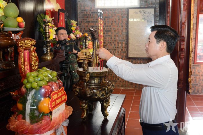 Thượng tướng Đỗ Xuân Tụng dâng hương tưởng niệm Danh nhân văn hóa Nguyễn Đình Chiểu.  