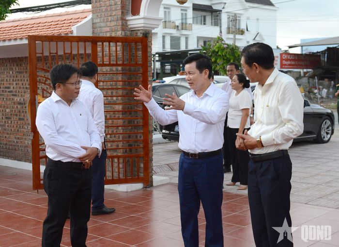 Thượng tướng Đỗ Xuân Tụng trao đổi với lãnh đạo xã Mỹ Lộc. 