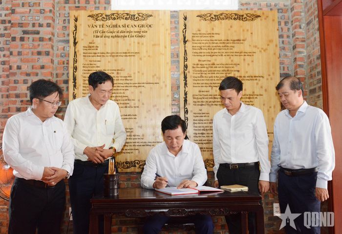 Thượng tướng Đỗ Xuân Tụng viết sổ lưu niệm tại Nhà lưu niệm Danh nhân văn hóa Nguyễn Đình Chiểu.
