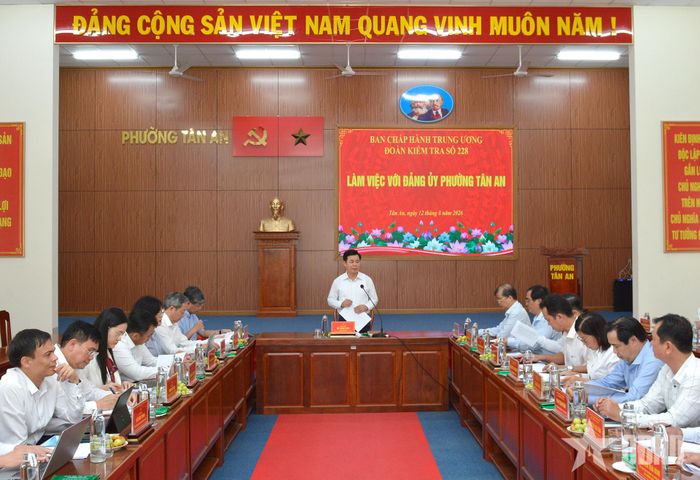  Thượng tướng Đỗ Xuân Tụng chủ trì buổi làm việc tại phường Tân An. 