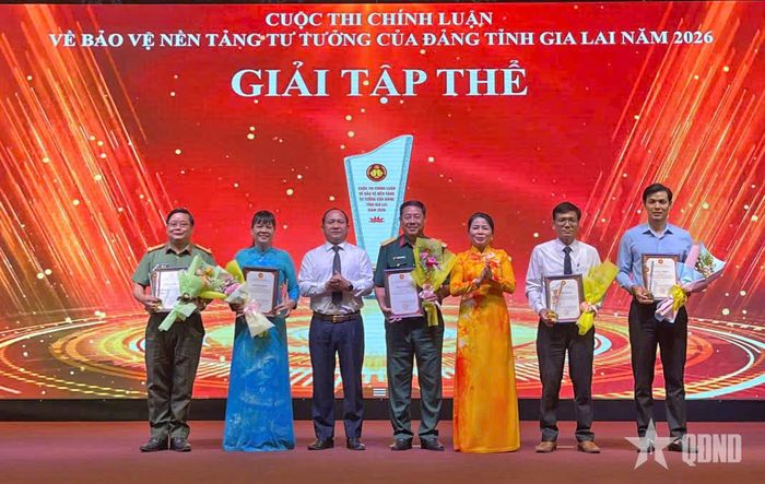 Lãnh đạo tỉnh Gia Lai trao giải cho các tập thể.