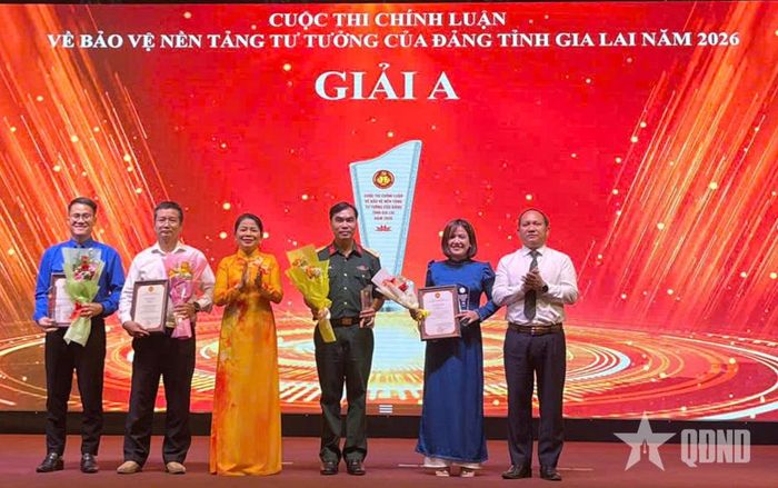 Lãnh đạo tỉnh Gia Lai trao giải A cho các tác giả, nhóm tác giả.