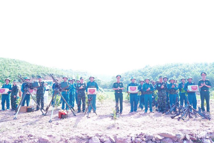 Đại tá Bùi Đức Lâm, Phó chỉ huy trưởng, Tham mưu trưởng Bộ CHQS tỉnh Quảng Ninh cùng lãnh đạo xã Hải Lạng tặng quà, động viên cán bộ, chiến sĩ hoàn thành nhiệm vụ thực binh.