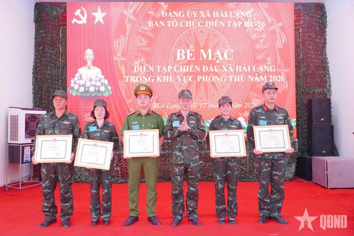 Đồng chí Phạm Văn Hoài, Bí thư Đảng ủy, Chủ tịch HĐND, Trưởng Ban Tổ chức diễn tập xã Hải Lạng trao thưởng cho các tập thể có thành tích xuất sắc trong diễn tập chiến đấu trong khu vực phòng thủ năm 2026. 