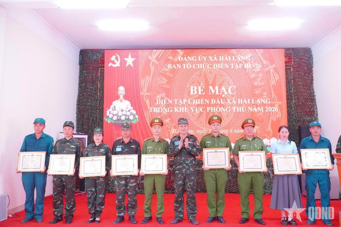 Đồng chí Lục Văn Long, Phó bí thư Đảng ủy, Chủ tịch UBND, Phó Trưởng Ban Tổ chức diễn tập xã Hải Lạng trao thưởng cho các cá nhân có thành tích xuất sắc trong diễn tập chiến đấu trong khu vực phòng thủ năm 2026. 