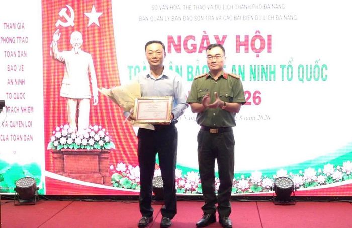 Thừa ủy quyền của Giám đốc Công an TP Đà Nẵng, lãnh đạo Phòng Tham mưu trao Giấy khen cho ông Nguyễn Đức Vũ.