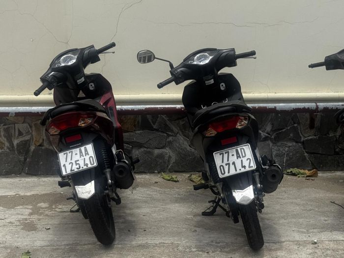 Hai xe mô-tô tang vật liên quan đến vụ án được cơ quan Công an thu giữ.