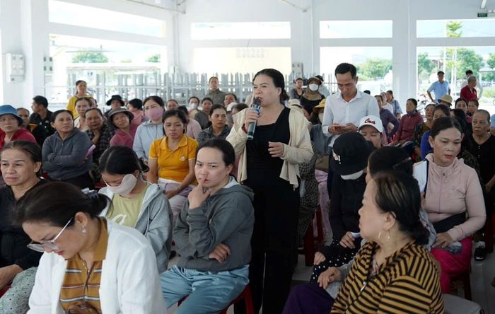 Phó Chủ tịch UBND phường Hải Vân Bùi Nguyễn Hồng Hải phát biểu tại cuộc gặp 200 tiểu thương chợ Hòa Hiệp.