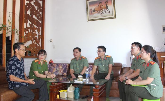 Đại tá Võ Thị Trinh ân cần thăm hỏi sức khỏe, đời sống thân nhân các đồng chí nguyên lãnh đạo Công an tỉnh Quảng Nam – Đà Nẵng.