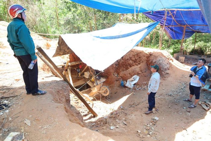 Lãnh đạo xã Phước Chánh kiểm tra khu vực bãi vàng tại thôn 2 trưa 12-8.