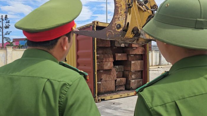 Các container chờ làm thủ tục thông quan được lực lượng chức năng kiểm tra