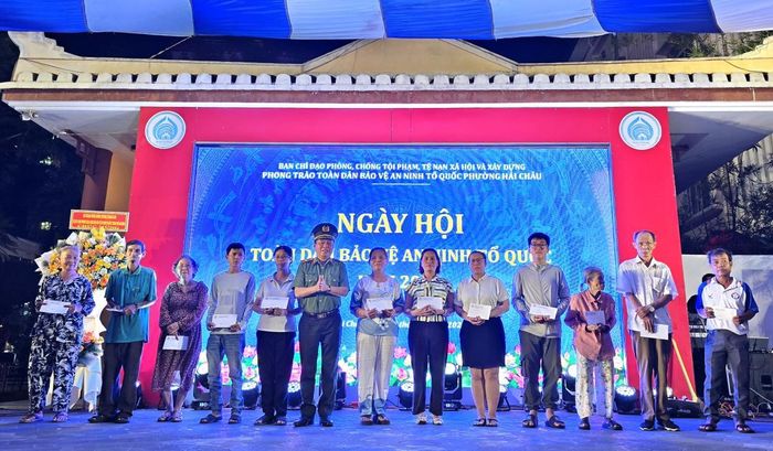 Thiếu tướng Nguyễn Hữu Hợp trao quà cho các hộ gia đình có hoàn cảnh khó khăn trên địa bàn phường Hải Châu