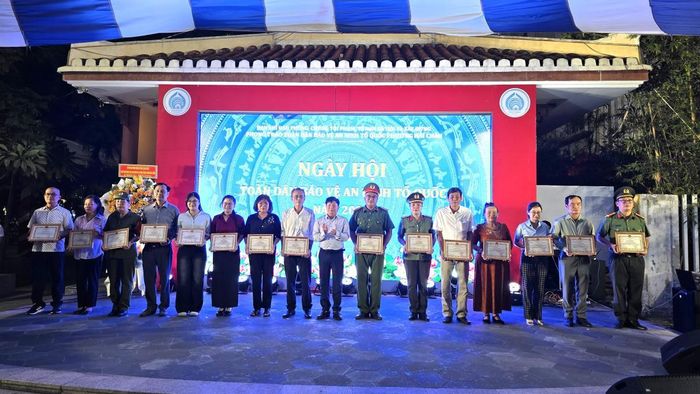 Chủ tịch UBND phường Hải Châu trao Giấy khen cho các cá nhân, tập thể có thành tích xuất sắc trong xây dựng phong trào Toàn dân bảo vệ an ninh Tổ quốc trên địa bàn.