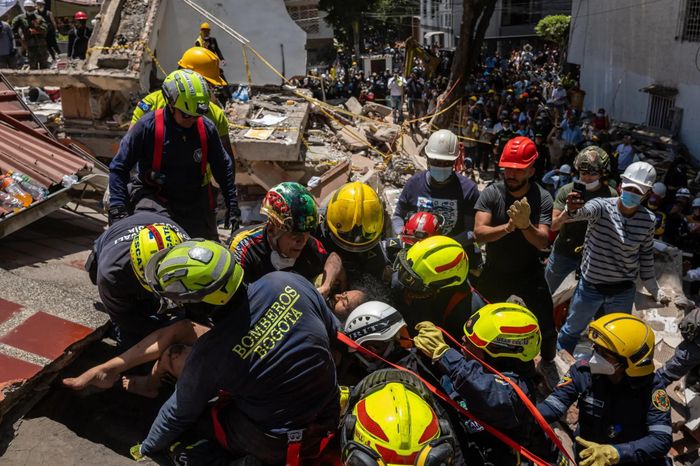  Các nhân viên cứu hỏa giải cứu nạn nhân khỏi một tòa nhà bị sập ở Cali, Colombia, Ảnh: The New York Times 