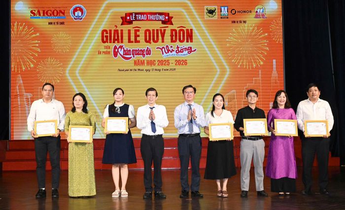 Ban Tổ chức trao giấy khen cho đại diện các trường tham gia tốt Giải Lê Quý Đôn năm học 2025-2026. Ảnh: VIỆT DŨNG