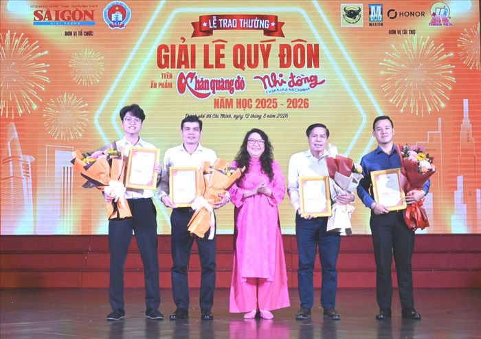 Phó Tổng Biên tập Báo SGGP Trần Gia Bảo trao hoa và thư cảm ơn của Ban Tổ chức đến các đơn vị tài trợ. Ảnh: VIỆT DŨNG