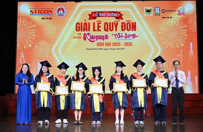 Ban Tổ chức trao Giải Lê Quý Đôn năm học 2025-2026. Ảnh: VIỆT DŨNG