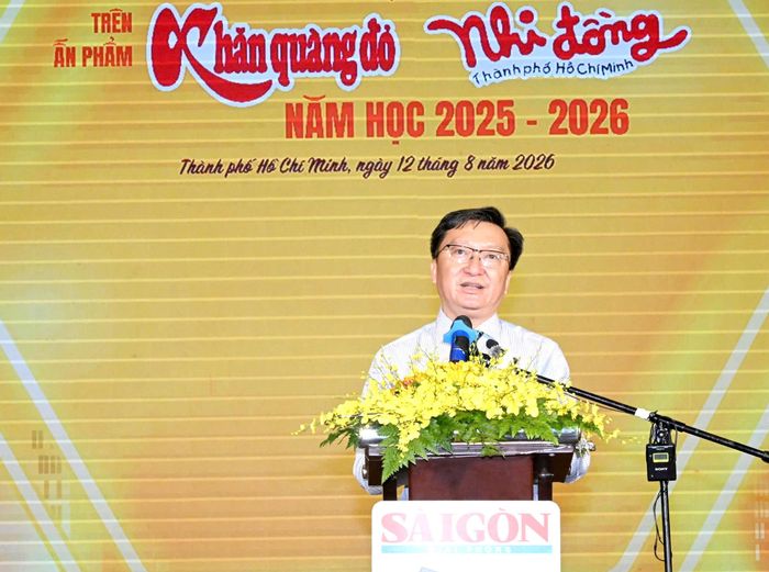 Phó Giám đốc Sở GD-ĐT TPHCM Nguyễn Bảo Quốc phát biểu tại lễ trao thưởng. Ảnh: VIỆT DŨNG